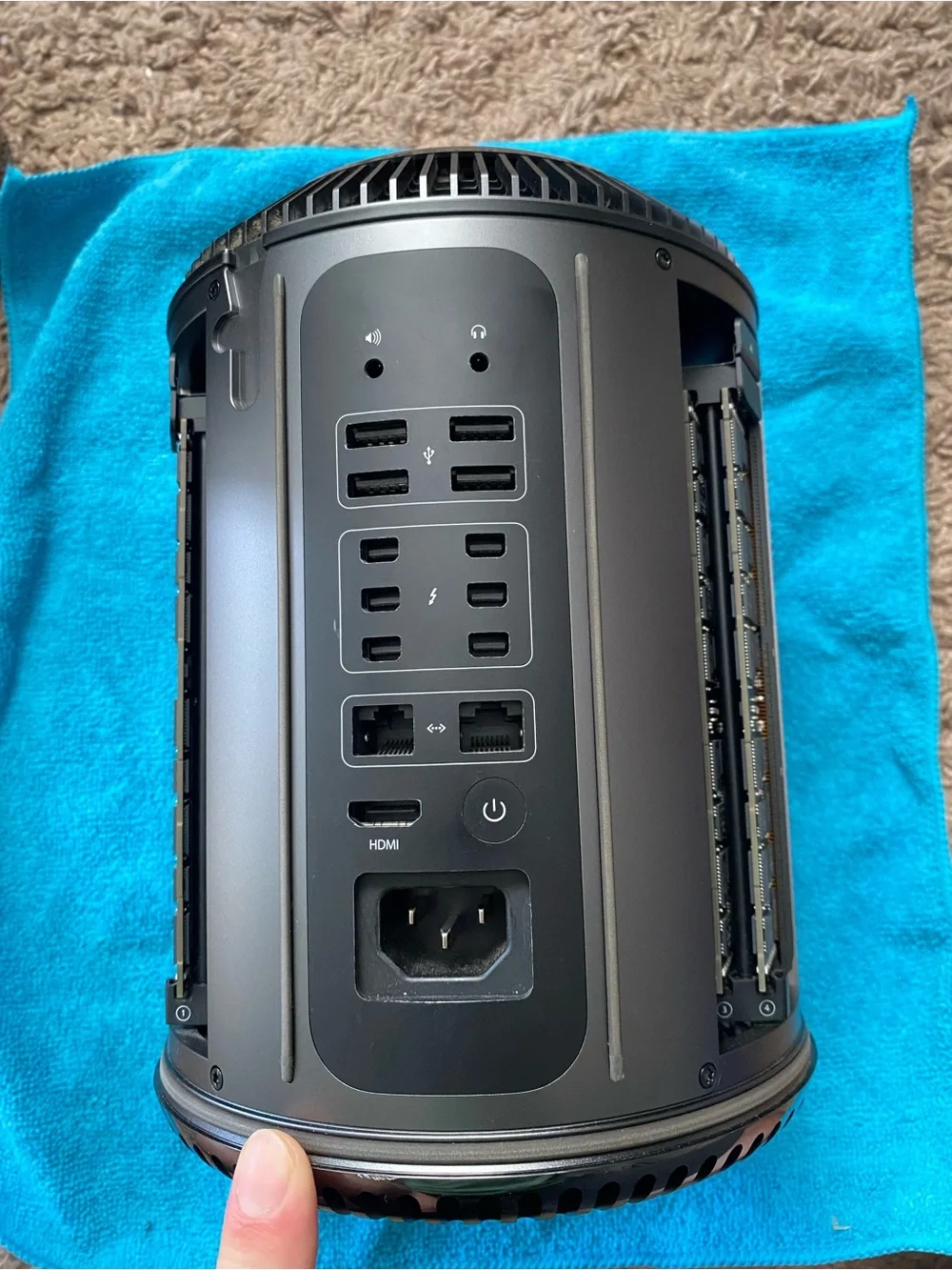 Apple (Late 2013) Mac Pro A1481 or Trash can - no HD SSD